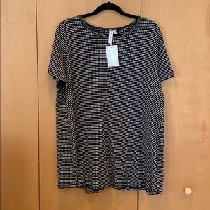 Black and white knit t-shirt